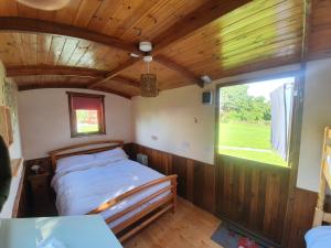 Katil atau katil-katil dalam bilik di Glasson Glamping Farm