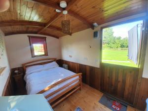 Postel nebo postele na pokoji v ubytování Glasson Glamping Farm