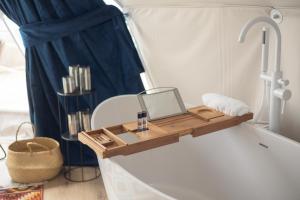 Lake Glamp Mikołajki - Adults Only的一间浴室
