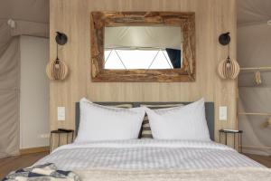 Lake Glamp Mikołajki - Adults Only客房内的一张或多张床位