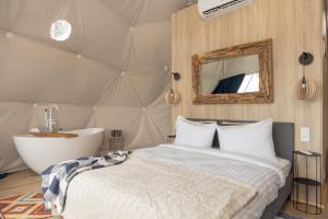 Lake Glamp Mikołajki - Adults Only客房内的一张或多张床位