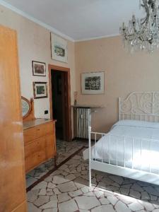 sypialnia z łóżkiem, komodą i lustrem w obiekcie B&B Sotto le Mura w Bergamo