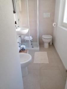 łazienka z toaletą, umywalką i prysznicem w obiekcie B&B Sotto le Mura w Bergamo