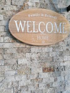 a welcome sign on the side of a brick wall at B&B Sotto le Mura in Bergamo