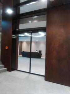 una porta aperta per una hall con una persona in una scrivania di PANORAMAview/31thFloor!/LUXURY/Wifi/Parking a Nivy