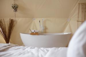 Lake Glamp Mikołajki - Adults Only的一间浴室
