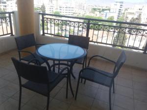 una mesa y sillas en un balcón con vistas en Klimentos Flat 64, en Nicosia