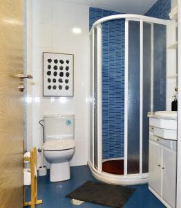 een badkamer met een toilet en een douche bij Rías Altas Home Sada in Sada
