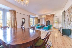 een woonkamer met een grote houten tafel en stoelen bij Host & Stay - Peacock House in Tynemouth