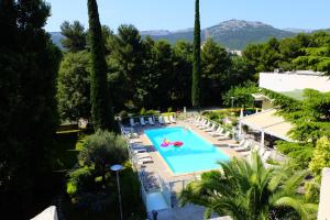an overhead view of a pool at a resort at Novotel Marseille Est Porte d'Aubagne in Marseille