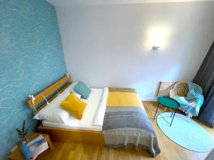 Säng eller sängar i ett rum på Apartament 3Fale - Bulwar Portowy, 3 min do plaży i promenady