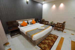 En eller flere senge i et værelse på Meera Madhav Resort