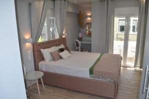Posteľ alebo postele v izbe v ubytovaní kastro luxury studios and mezonette