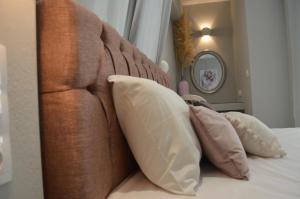 Posteľ alebo postele v izbe v ubytovaní kastro luxury studios and mezonette