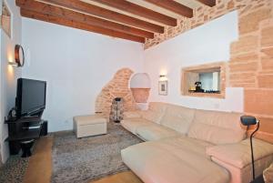 アルクーディアにあるVilla Murallasのソファとテレビのあるリビングルーム