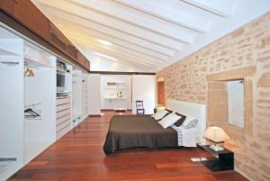 アルクーディアにあるVilla Murallasの部屋の中に大きなベッドがある寝室