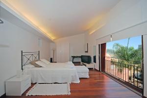 アルクーディアにあるVilla Murallasの白いベッドルーム(ベッド1台、バルコニー付) +18枚の写真