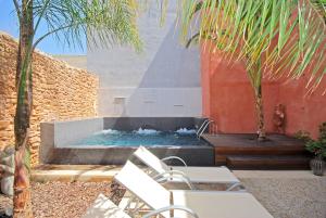 アルクーディアにあるVilla Murallasの椅子と木々のある庭のスイミングプール