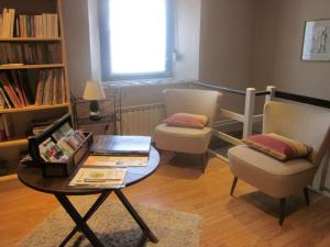 uma sala de estar com duas cadeiras e uma mesa de centro em Chambres au calme en Ardenne em Fauvillers