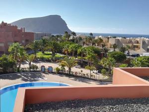 Blick auf ein Resort mit Bergen im Hintergrund in der Unterkunft Luxury Apartment Sotavent III in El Médano
