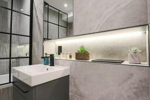 Ένα μπάνιο στο Portfolio Apartments - Welwyn Town Centre