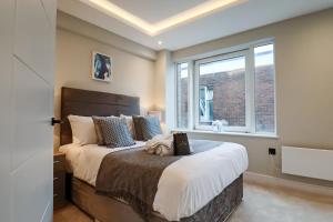 מיטה או מיטות בחדר ב-Portfolio Apartments - Welwyn Town Centre