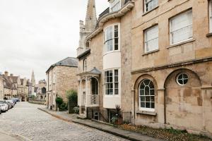 eine Straße in einer Altstadt mit Gebäuden in der Unterkunft Crown Hotel in Stamford