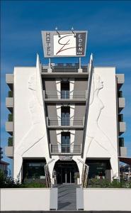 ein Gebäude mit einem Schild darüber in der Unterkunft Eden Hotel in San Salvo