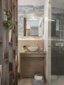 亞貝克的住宿－Vakantiehuis te Jabbeke - Oostende - Brugge，一间带水槽和镜子的浴室