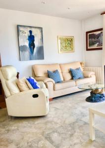 - un salon avec deux canapés et une table dans l'établissement Impresionantes Vistas Mar en el centro de Begur, à Begur
