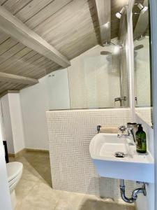 Kúpeľňa v ubytovaní Gran Casa Económica con Piscina Privada en Begur Ideal familias
