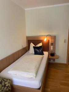 Postel nebo postele na pokoji v ubytování Hotel Goldener Löwe