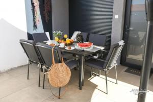 Posezení v ubytování Holiday apartment in Okrug Gornji with terrace, air conditioning, WiFi, washing machine 5070-1