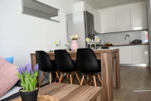 Kuchyň nebo kuchyňský kout v ubytování Holiday apartment in Okrug Gornji with terrace, air conditioning, WiFi, washing machine 5070-1