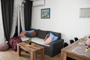 Posezení v ubytování Holiday apartment in Okrug Gornji with terrace, air conditioning, WiFi, washing machine 5070-1