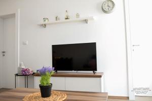 TV a/nebo společenská místnost v ubytování Holiday apartment in Okrug Gornji with terrace, air conditioning, WiFi, washing machine 5070-1