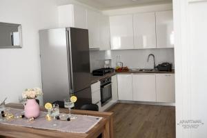 Kuchyň nebo kuchyňský kout v ubytování Holiday apartment in Okrug Gornji with terrace, air conditioning, WiFi, washing machine 5070-1