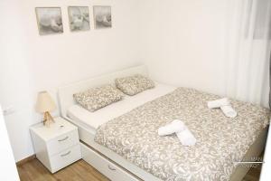 Postel nebo postele na pokoji v ubytování Holiday apartment in Okrug Gornji with terrace, air conditioning, WiFi, washing machine 5070-1