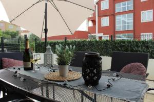 Nápoje v ubytování Holiday apartment in Okrug Gornji with terrace, air conditioning, WiFi, washing machine 5070-1