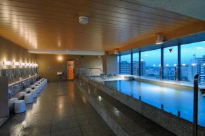 Bazén v ubytování Toyama Manten Hotel nebo v jeho okolí