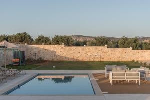 Bazén v ubytovaní Evaero Villas I, II, III, IV, Family Retreats, By ThinkVilla alebo v jeho blízkosti
