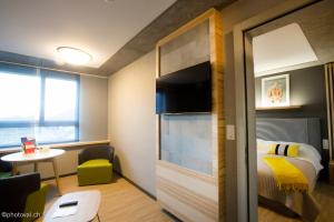 TV a/nebo společenská místnost v ubytování Martigny Boutique-Hôtel