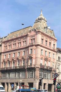 ブダペストにあるBpR Sophisticated Astoria Suite with Balconyのギャラリーの写真