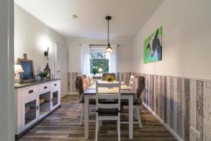una cucina e una sala da pranzo con tavolo e sedie di Ferienhaus - Dorfperle Borstel a Borstel