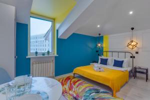 1 dormitorio con cama amarilla y pared azul en Axis.Moscow Island en Moscú