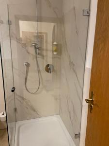 Bathroom sa Hotel Goldener Löwe