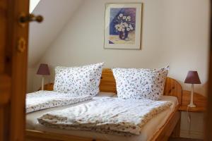 1 dormitorio con 2 camas con almohadas y una foto en Oevenum Vogelkoje in Oevenum OG en Oevenum