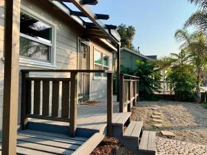 Un porche delantero de una casa con una ventana en Lucky One 196 San Miguel, en Avila Beach