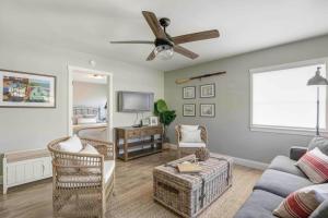 Una sala de estar con un sofá y un ventilador de techo. en Lucky One 196 San Miguel, en Avila Beach