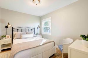 Una habitación blanca con una cama y una ventana en Lucky One 196 San Miguel, en Avila Beach